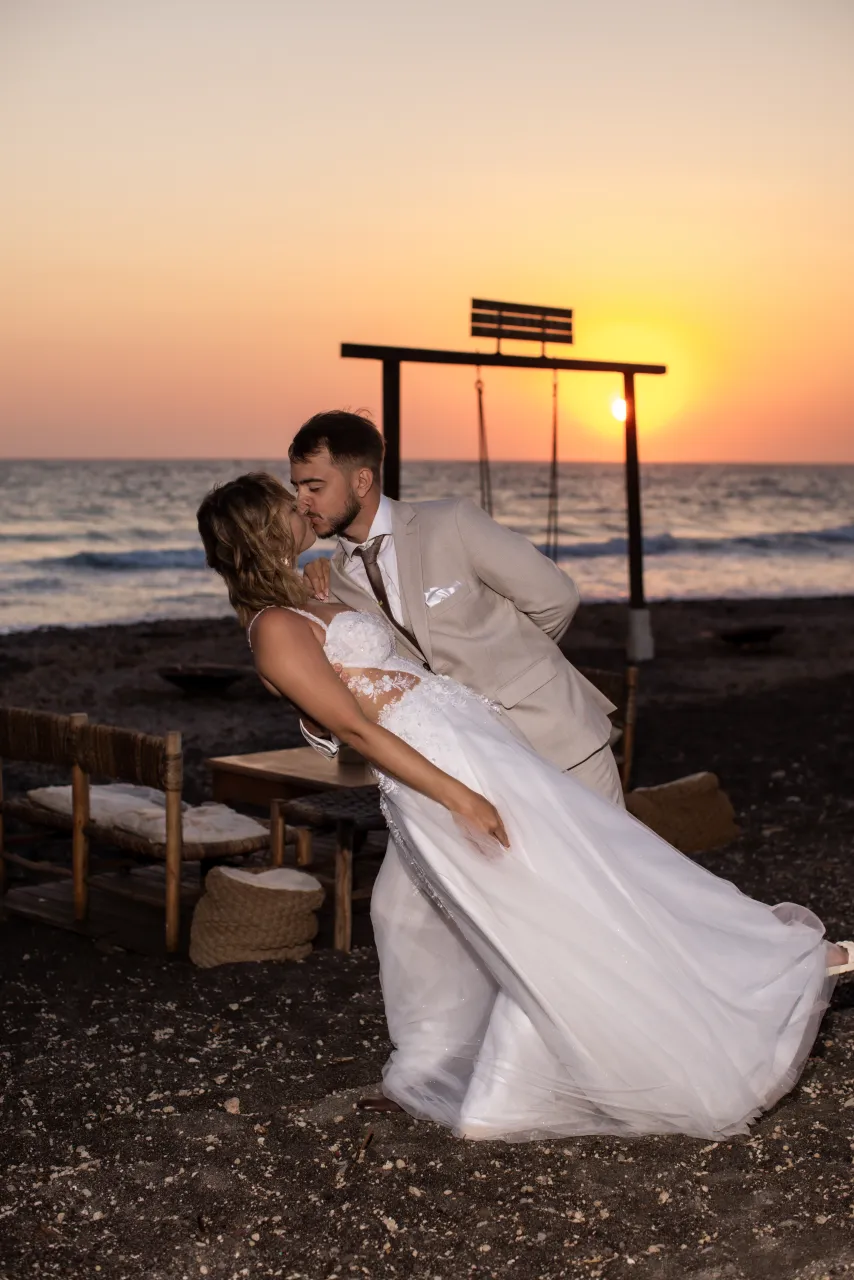 Pocałunek pary na ciemnej plaży Santorini
