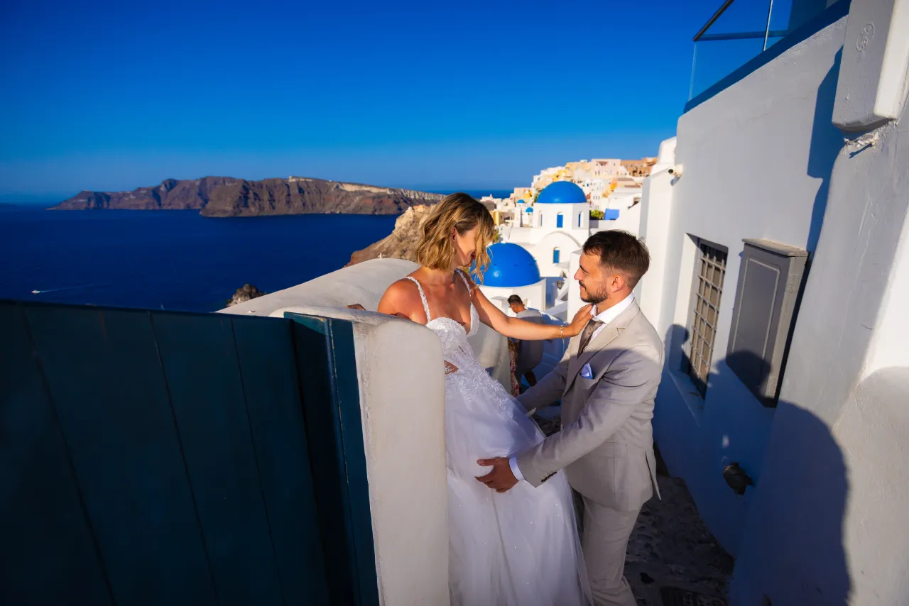 Para na tarasie z widokiem na kalderę Santorini
